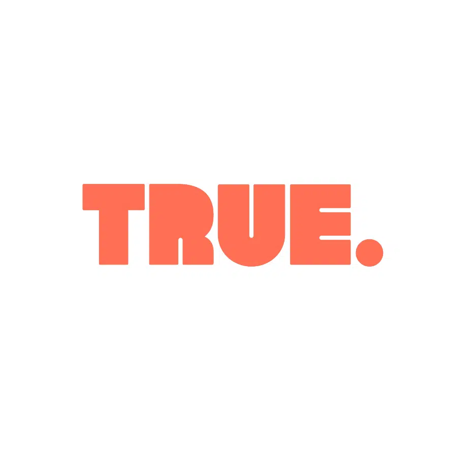 La palabra "TRUE." en negrita naranja sobre fondo blanco destaca Asociaciones C2FO.